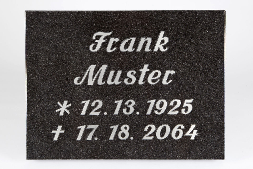 Edle Intarsien-Inschrift aus schwarzem Granit – gefertigt von Steinmetz Bartels Grabtafel mit Intarsien-Inschrift in schwarzem Granit, frontal fotografiert